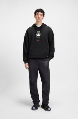 Sudadera HUGO&nbsp;x&nbsp;VCARB para aficionados con capucha e ilustraci&oacute;n de Yuki Tsunoda, Negro