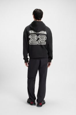 Sudadera HUGO&nbsp;x&nbsp;VCARB para aficionados con capucha e ilustraci&oacute;n de Yuki Tsunoda, Negro