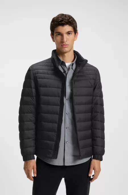 Water-repellent jacket with mixed quilting
