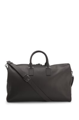 Bolsa de viaje BECKHAM&nbsp;x&nbsp;BOSS en piel granulada con etiqueta de direcci&oacute;n, Marr&oacute;n oscuro