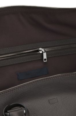 Bolsa de viaje BECKHAM&nbsp;x&nbsp;BOSS en piel granulada con etiqueta de direcci&oacute;n, Marr&oacute;n oscuro