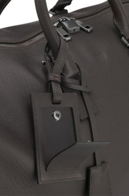 Bolsa de viaje BECKHAM&nbsp;x&nbsp;BOSS en piel granulada con etiqueta de direcci&oacute;n, Marr&oacute;n oscuro