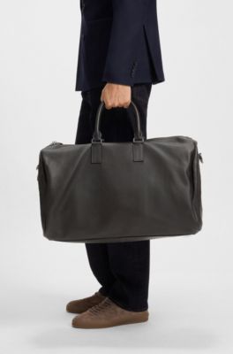 Bolsa de viaje BECKHAM&nbsp;x&nbsp;BOSS en piel granulada con etiqueta de direcci&oacute;n, Marr&oacute;n oscuro