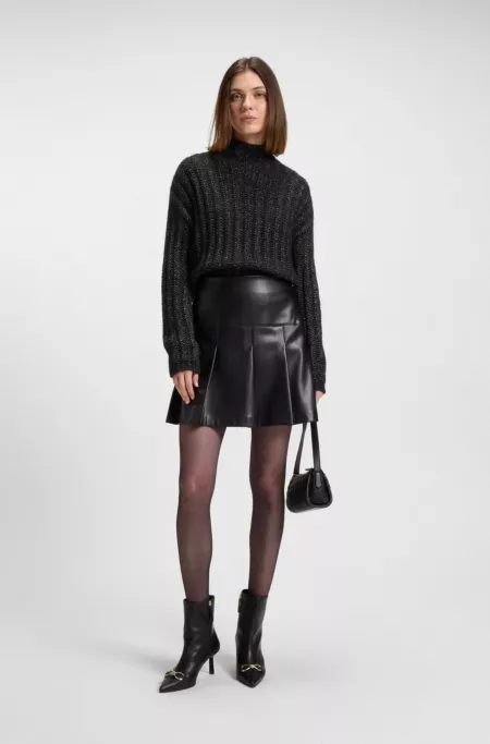 Knitted sweater with bold ribbed structure