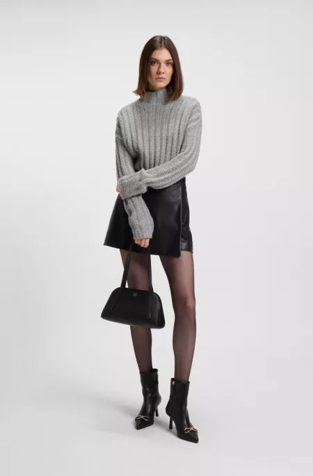 Knitted sweater with bold ribbed structure