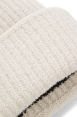 Boucl&eacute; beanie hat in virgin wool, White