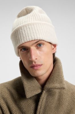 Boucl&eacute; beanie hat in virgin wool, White