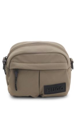 Sac port&eacute; crois&eacute; avec patch en gomme &agrave; logo en 3D, Gris