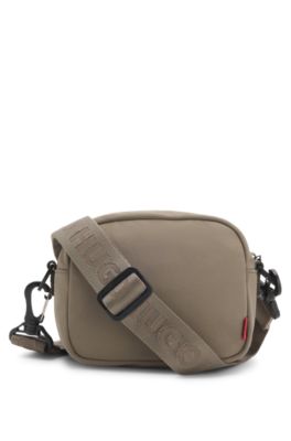 Sac port&eacute; crois&eacute; avec patch en gomme &agrave; logo en 3D, Gris