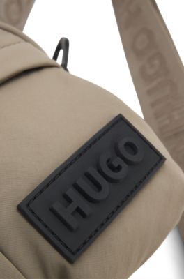 Sac port&eacute; crois&eacute; avec patch en gomme &agrave; logo en 3D, Gris