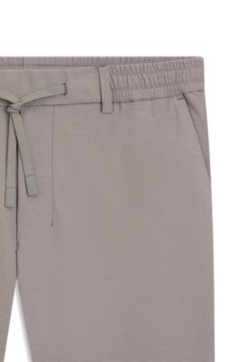 Pantalones tapered fit en tejido el&aacute;stico con estructura de rejilla, Gris claro