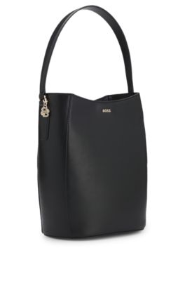 Sac seau avec breloque &agrave; monogramme Double&nbsp;B, Noir