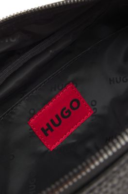 Neceser en piel sint&eacute;tica granulada con detalle de logo apilado, Negro