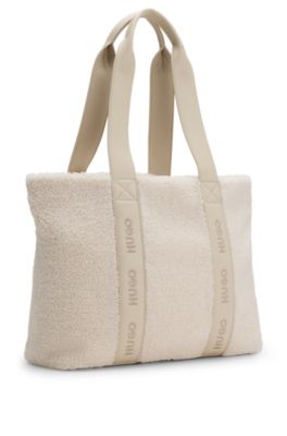 Bolso tote de borreguillo sint&eacute;tico con asas con logos, Blanco
