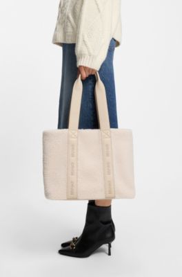 Bolso tote de borreguillo sint&eacute;tico con asas con logos, Blanco