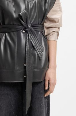 Chaqueta sin mangas en piel sint&eacute;tica con cierre de cintur&oacute;n, Gris claro