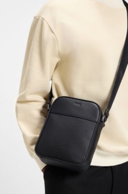 Bolso bandolera de piel granulada con letras de logo, Negro