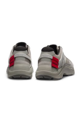 Deportivas de malla y ante sint&eacute;tico con logo de efecto aler&oacute;n, Gris claro