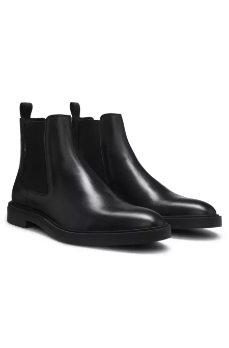 Chelsea boots in polished leather with signature stitching