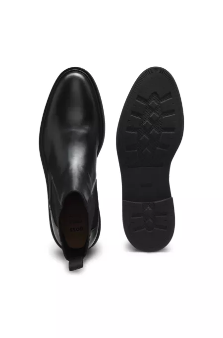 Chelsea boots in polished leather with signature stitching