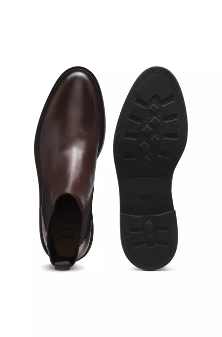 Chelsea boots in polished leather with signature stitching
