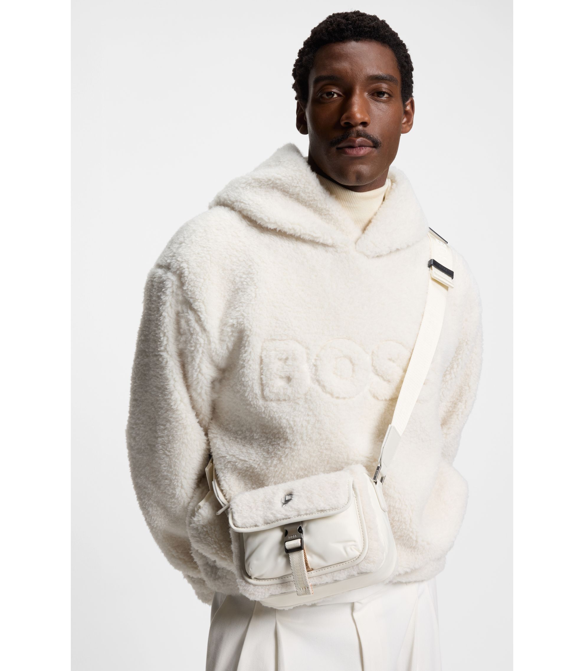 未使用品 入手困難 HUGO BOSS LEON掲載 カモフラ ボディバッグ HUGO BOSS (ヒューゴボス) コントラストロゴ クロスボディバッグ