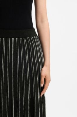 Knitted skirt with two-tone fringes, Patterned