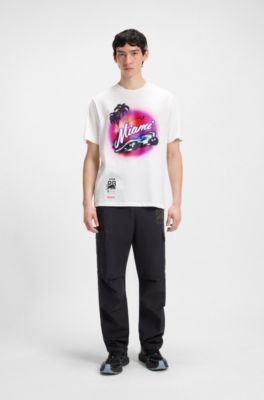 Camiseta HUGO&nbsp;x&nbsp;VCARB para aficionados con ilustraci&oacute;n de Miami, Blanco