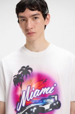 Camiseta HUGO&nbsp;x&nbsp;VCARB para aficionados con ilustraci&oacute;n de Miami, Blanco