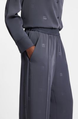 Pantalones relaxed fit con logos apilados, Fantas&iacute;a