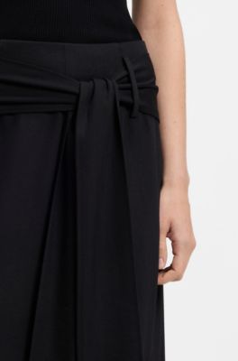 Pantalones relaxed fit con bajos asim&eacute;tricos, Negro