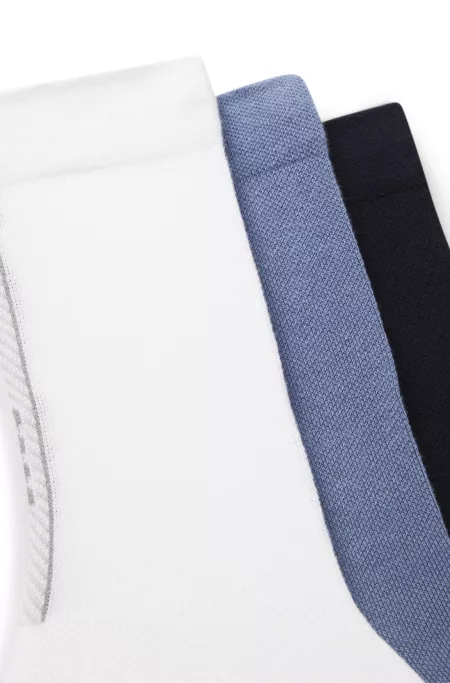 Three-pack of structured-tape socks in a regular length