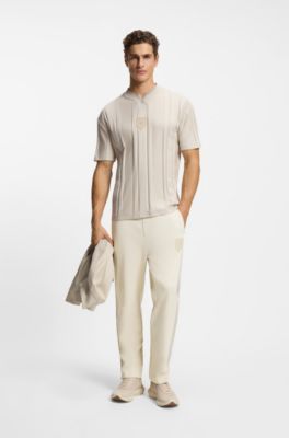 Pantalones de ch&aacute;ndal regular fit con escudo con logo, Beige claro