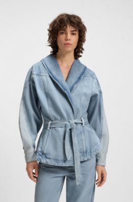 Chaqueta en denim r&iacute;gido azul con peplo y cintur&oacute;n, Azul