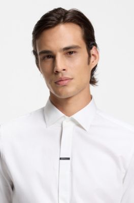 Camisa de corte moderno en algod&oacute;n el&aacute;stico con tapeta oculta, Blanco