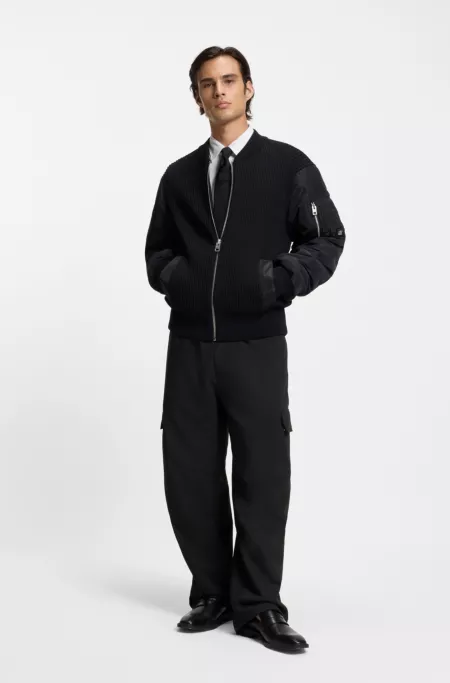 Relaxed-fit trousers with cargo pockets