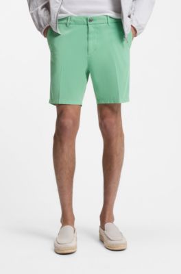 Short moderne en twill de coton stretch, Chaux