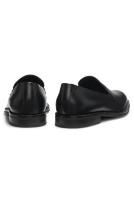 Mocasines de piel con leng&uuml;eta con textura, Negro