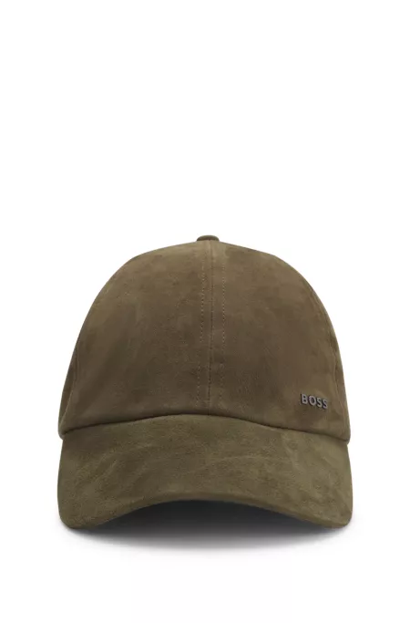 Suede cap with metal logo rivet