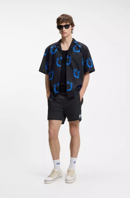 Water-repellent shorts with flag logo