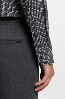 Camisa slim fit de tejido el&aacute;stico t&eacute;cnico hecho en Italia, Negro