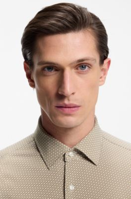 Camisa slim fit de tejido el&aacute;stico t&eacute;cnico hecho en Italia, Caqui
