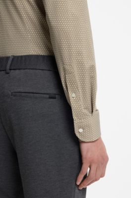 Camisa slim fit de tejido el&aacute;stico t&eacute;cnico hecho en Italia, Caqui