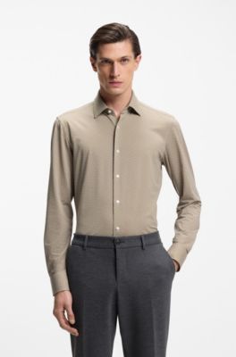 Camisa slim fit de tejido el&aacute;stico t&eacute;cnico hecho en Italia, Caqui