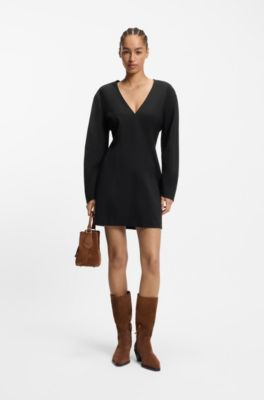 Vestido de manga larga con cuello en pico y detalle de l&iacute;neas de corte, Negro