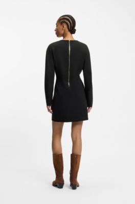 Vestido de manga larga con cuello en pico y detalle de l&iacute;neas de corte, Negro