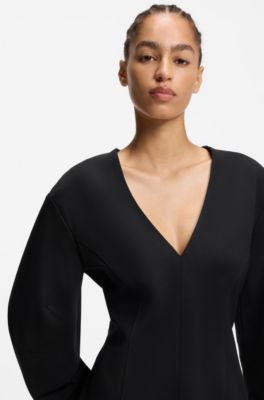 Vestido de manga larga con cuello en pico y detalle de l&iacute;neas de corte, Negro