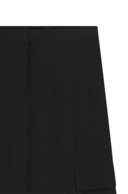 Pantalones regular fit en crep&eacute; con bolsillos estilo cargo, Negro
