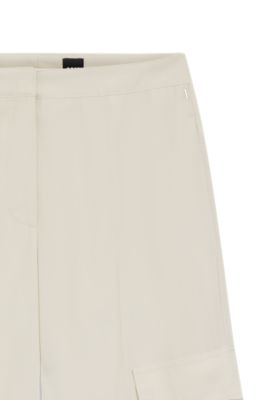 Pantalones regular fit en crep&eacute; con bolsillos estilo cargo, Blanco