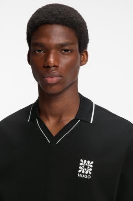 Polo con cuello abierto y logo bordado, Negro